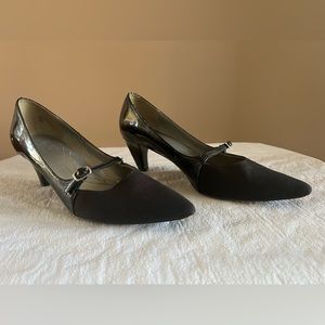 Tahari Ta-Melanie Pumps-Used but good condition-Size 7